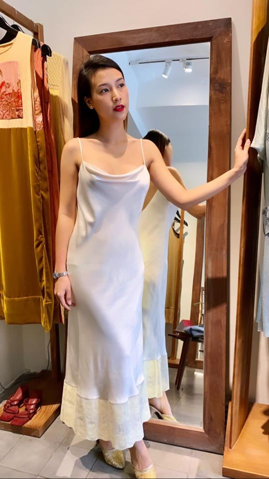 Hoàng Oanh trông cực quyến rũ trong chiếc váy hai dây tôn lên hình thể.