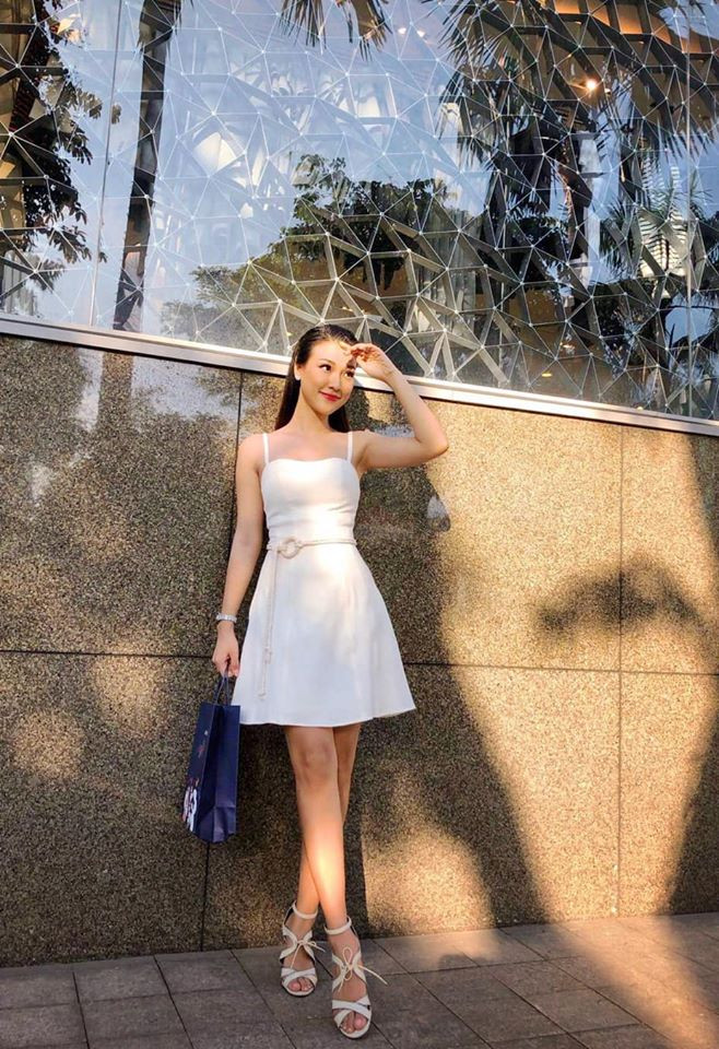 Các kiểu váy áo hai dây được người đẹp sinh năm 1990 cực kỳ yêu thích.