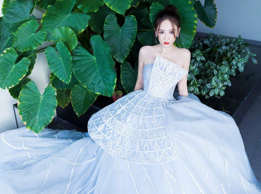 Sau các bước dưỡng da thông thường, Trần Kiều Ân sẽ dùng thêm một chút kem mắt kết hợp thêm các động tác massage để kích thích máu lưu thông. Ngoài ra, đôi khi cô còn đắp mặt nạ mắt để giữ vùng da này luôn căng mọng, hạn chế nếp nhăn, quầng thâm.