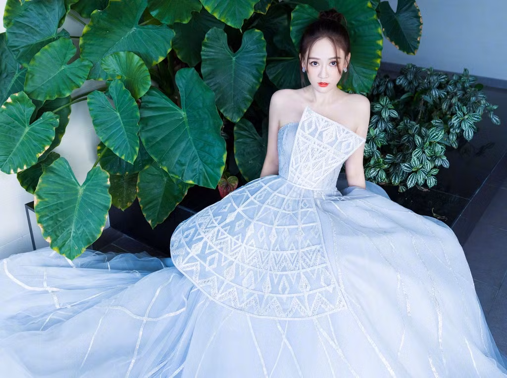 Sau các bước dưỡng da thông thường, Trần Kiều Ân sẽ dùng thêm một chút kem mắt kết hợp thêm các động tác massage để kích thích máu lưu thông. Ngoài ra, đôi khi cô còn đắp mặt nạ mắt để giữ vùng da này luôn căng mọng, hạn chế nếp nhăn, quầng thâm.