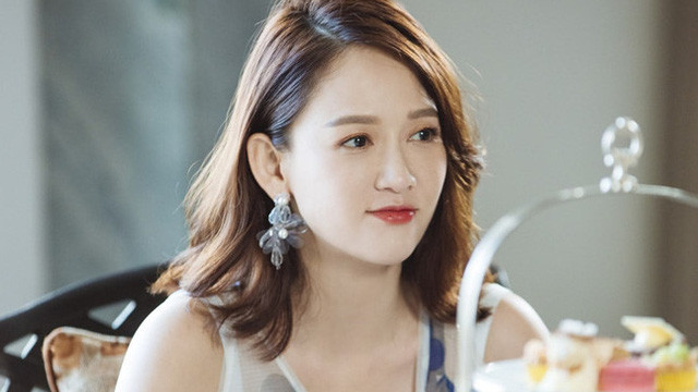 Massage cho đôi chân: Không chỉ chú ý tới việc chăm sóc khuôn mặt, Trần Kiều Ân còn làm đẹp cho các vùng khác trên cơ thể của mình. Do lịch trình công việc thường phải sử dụng giày cao gót nên Trần Kiều Ân luôn tìm cách xoa dịu đôi chân khi trở về nhà. Cô massage chân và bôi kem dưỡng ẩm để tránh gây phù nhức chân.