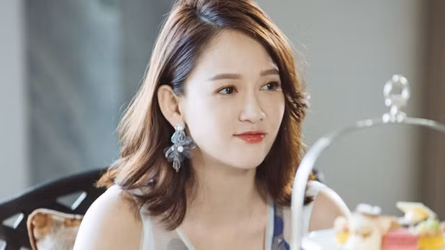 Massage cho đôi chân: Không chỉ chú ý tới việc chăm sóc khuôn mặt, Trần Kiều Ân còn làm đẹp cho các vùng khác trên cơ thể của mình. Do lịch trình công việc thường phải sử dụng giày cao gót nên Trần Kiều Ân luôn tìm cách xoa dịu đôi chân khi trở về nhà. Cô massage chân và bôi kem dưỡng ẩm để tránh gây phù nhức chân.