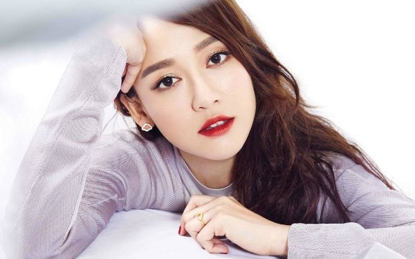 Trái ngược với nhiều chị em, nữ diễn viên không quá chú trọng vào dưỡng trắng. Thay vào đó, cô luôn đảm bảo da được cấp đủ nước. Điều này giúp da căng bóng, đồng thời giảm bớt nếp nhăn, làm chậm quá trình lão hoá.