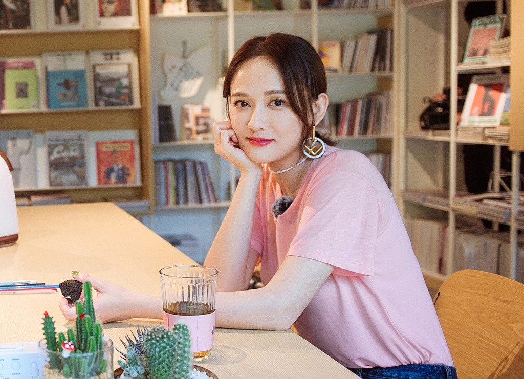 Dưỡng mắt: Mắt chính là bộ phận dễ bộc lộ nhược điểm tuổi tác của nhiều cô nàng. Vốn sở hữu đôi mắt to tròn ấn tượng nên Trần Kiều Ân cũng đặc biệt chú trọng việc dưỡng vùng mắt.