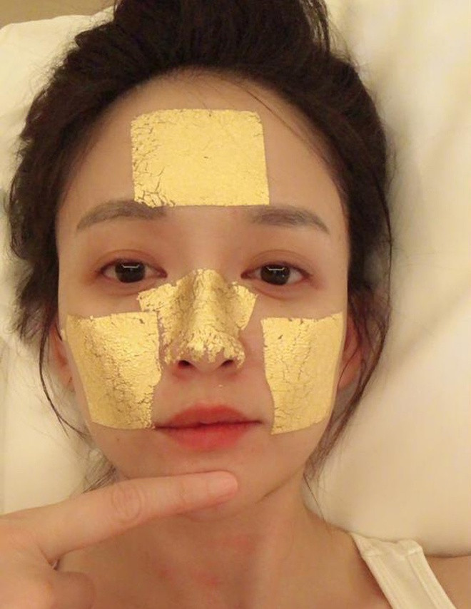 Diễn viên sinh năm 1979 cũng rất chăm chỉ đắp mặt nạ. Kể cả khi có lịch trình dày đặc hay đang tham gia chương trình, cô vẫn nhớ dưỡng da.