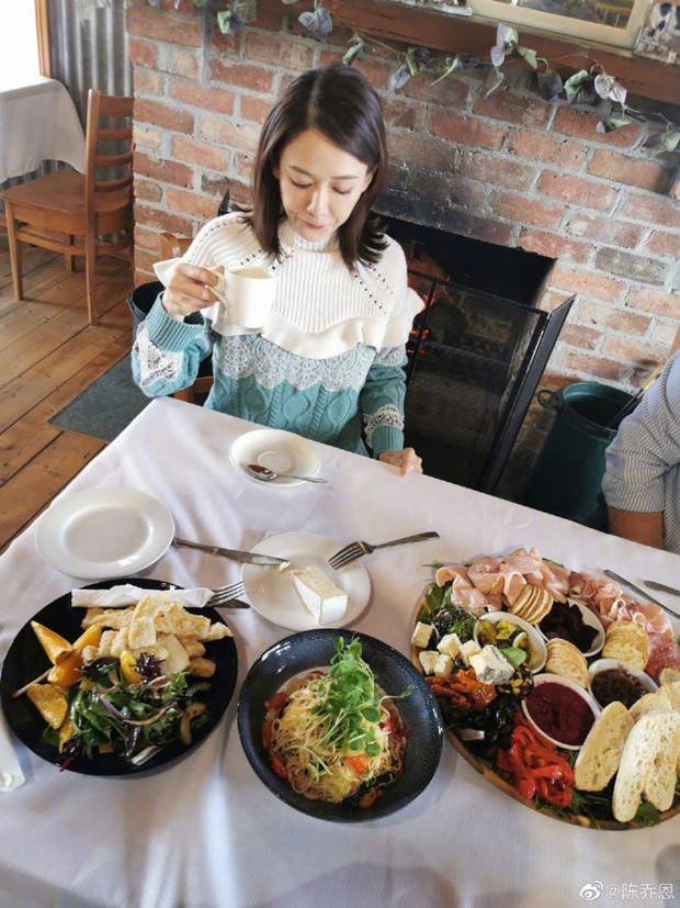 Uống trà không đường: Mỗi ngày, Trần Kiều Ân đều mang theo nước ấm để có thể bổ sung nước thường xuyên cho co thể, từ đó giúp làn da được cấp ẩm hiệu quả. Bên cạnh đó, cô cũng thường uống trà không đường. Trần Kiều Ân cho rằng, việc uống trà sẽ giúp cơ thể đào thải độc tố và đẩy lùi nguy cơ lão hóa hiệu quả. Ảnh: Internet. Video "Bí quyết làm đẹp của sao Việt". Nguồn: VTC.