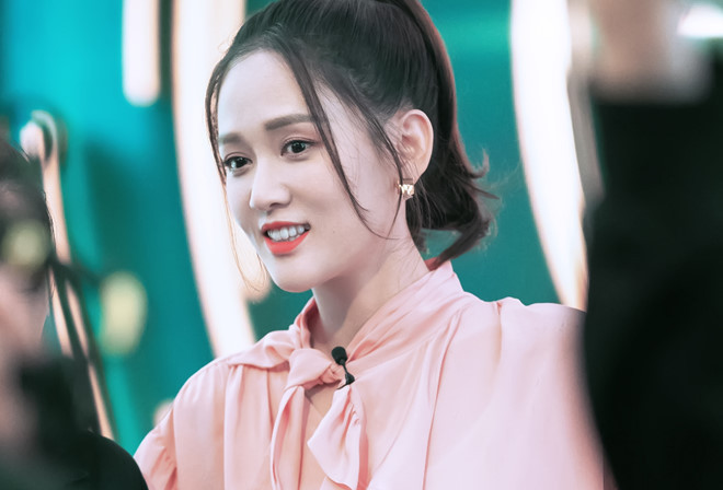 Cô cho rằng chỉ khi tẩy trang sạch thì da mới có thể hấp thụ toàn bộ dưỡng chất từ những bước skincare sau đó. Cô lưu ý chọn sản phẩm tẩy trang dịu nhẹ dạng sữa, vừa tẩy trang vừa massage nhẹ nhàng trên da để giúp làm sạch sâu lại kích thích máu lưu thông.