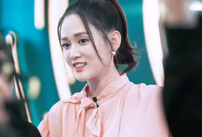 Cô cho rằng chỉ khi tẩy trang sạch thì da mới có thể hấp thụ toàn bộ dưỡng chất từ những bước skincare sau đó. Cô lưu ý chọn sản phẩm tẩy trang dịu nhẹ dạng sữa, vừa tẩy trang vừa massage nhẹ nhàng trên da để giúp làm sạch sâu lại kích thích máu lưu thông.