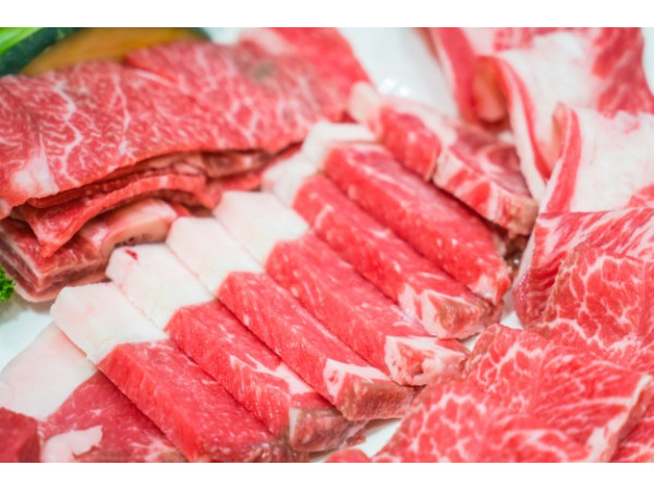 Thịt đỏ: Các nghiên cứu chỉ ra rằng những thực phẩm có hàm lượng purine cao này là nguyên nhân chính gây ra các cơn đau ở những người bị bệnh gút. Thịt đỏ cũng bao gồm cả thịt xông khói, gà tây, thịt bê, thịt nai, bò...