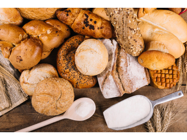 Carbohydrate tinh chế như bánh mì trắng, gạo trắng, mì ống, đường có thể ảnh hưởng đến nồng độ axit uric trong cơ thể, do đó gây ra các cuộc tấn công bệnh gút. Carbohydrate tinh chế có hàm lượng đường cao, mà các nghiên cứu chỉ ra, có liên quan đến béo phì - một yếu tố nguy cơ gây bệnh gút.