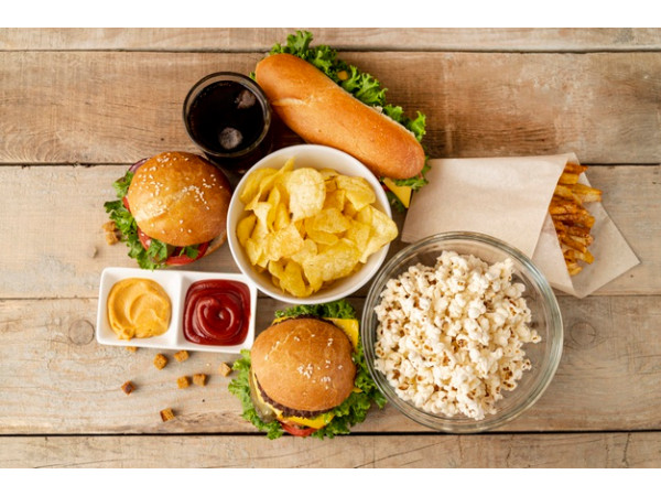 Thực phẩm chế biến như đồ ăn nhẹ, bữa ăn đông lạnh nên tránh khi bị bệnh gút. Các nghiên cứu chỉ ra rằng thực phẩm chế biến là một trong những loại thực phẩm có hại nhất cho người bệnh gút. Những thực phẩm này có thể làm tăng nồng độ axit uric trong cơ thể bạn.