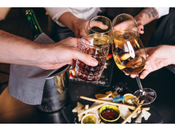 Rượu: Uống rượu, bia và đồ uống có cồn khác có liên quan đến nguy cơ mắc bệnh gút ở một mức độ nào đó. Một nghiên cứu đã chứng minh mối tương quan trực tiếp giữa uống rượu bia và bệnh gút. Ngay cả rượu vang cũng làm tăng nguy cơ bị bệnh gút. Do đó người bệnh tuyệt đối nên kiêng rượu bia.