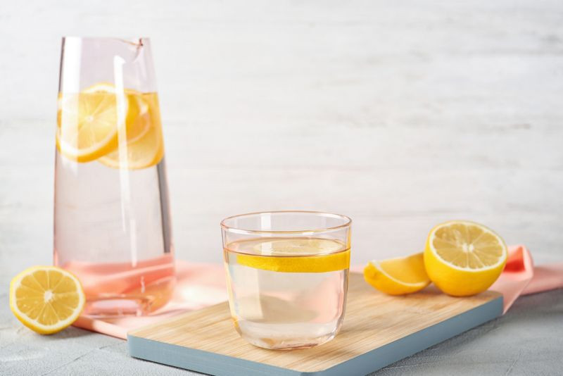 Nước: Việc cung cấp đủ nước cho cơ thể là rất quan trọng để có thể đẩy virus ra khỏi cơ thể. Ngoài nước lọc, bạn có thể uống trà xanh hoặc trà đen, trà gừng, hoặc các dung dịch chứa các chất điện giải.