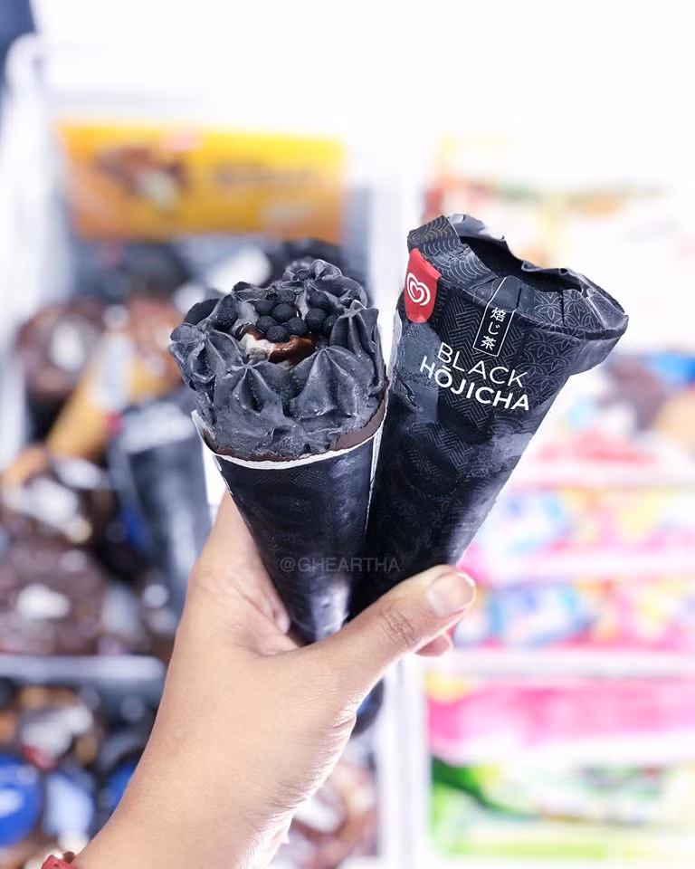 Món kem này có màu đen tuyền độc đáo.