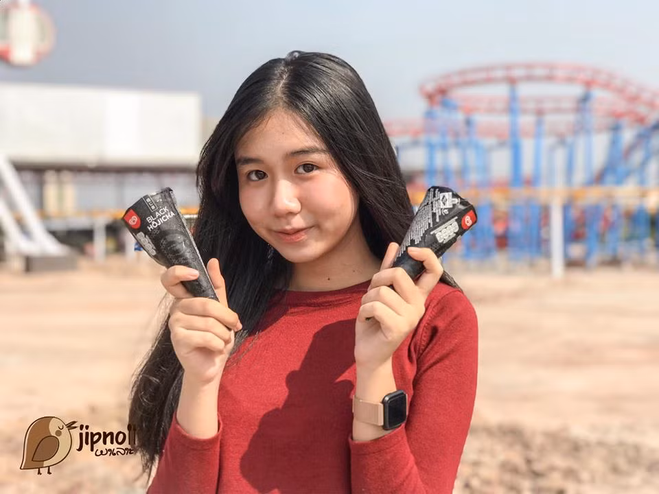 Không chỉ có hương vị độc lạ, từ khi kem đen nhà Cornetto xuất hiện, một trào lưu chụp ảnh với kem cũng được dân mạng “lăng xê” nhiệt tình.