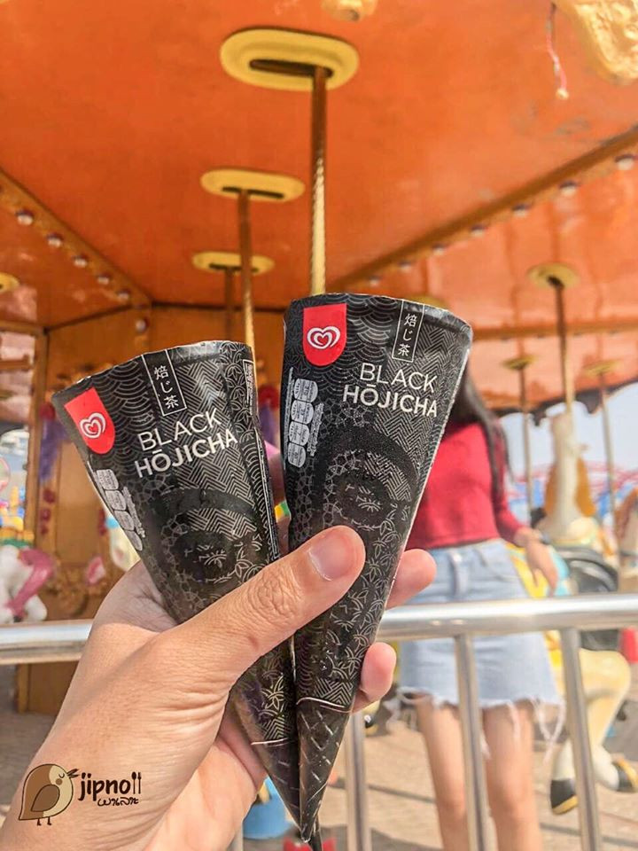 Kem có vị trà Hojicha Nhật Bản hoà quyện với sốt chocolate đậm đà, lại thêm hạt bánh chocolate trân châu lạ miệng, giòn tan rôm rốp, vỏ ốc quế màu đen rất “ngầu”.
