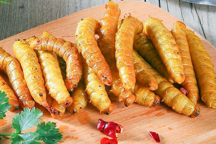 Những con sâu được chế biến rất kỳ công và làm ra đủ món ăn ngon như sâu xào trứng, sâu rán giòn, sâu nấu canh cải thảo…Tùy từng món ăn khác nhau mà đầu bếp Giang Tô sẽ để nguyên thân con sâu hoặc chỉ lọc lấy phần thịt bên trong và bỏ lớp da xanh kinh dị bên ngoài.