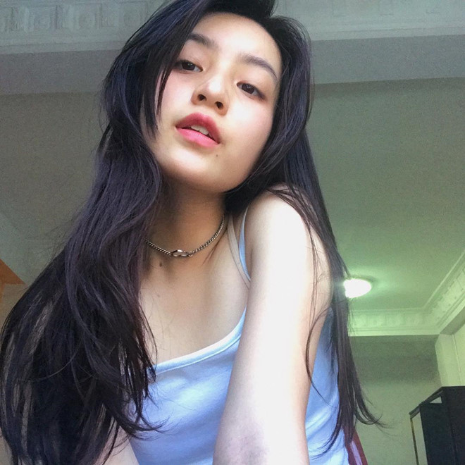 Váy ái hai dây cũng thường xuyên xuất hiện trong tủ đồ của người đẹp này.