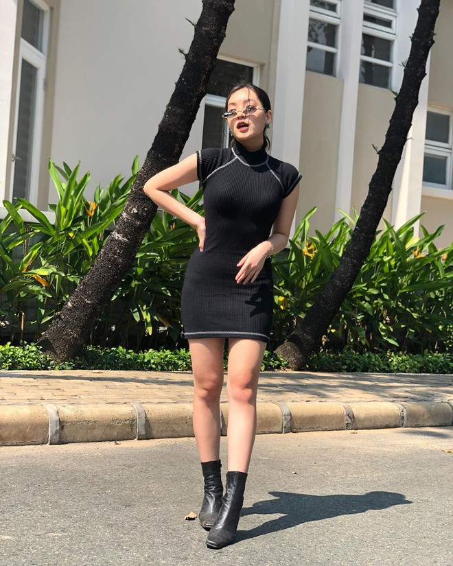 Cô nàng cũng từng thử phá cách với kiểu đầm ôm sát tôn đường cong cơ thể.