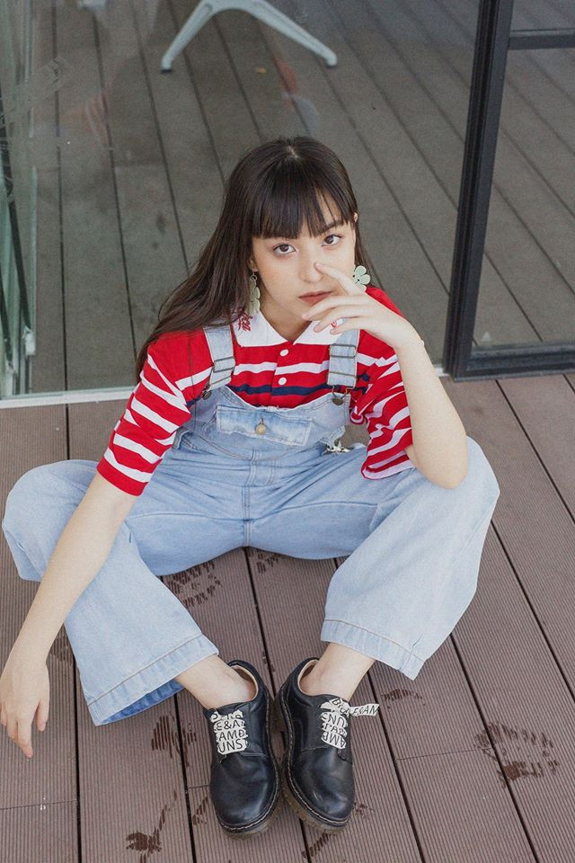 Thảo Tâm hóa cô nàng cá tính với áo phông kẻ và quần yếm năng động.