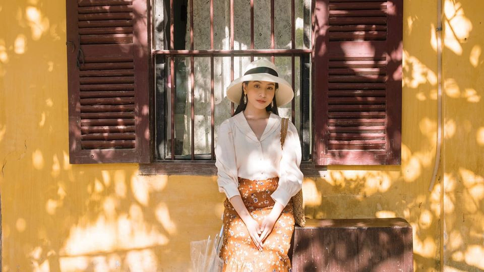 Đôi khi, cô nàng sinh năm 2000 lại nhẹ nhàng, nữ tính với các kiểu trang phục phong cách vintage.