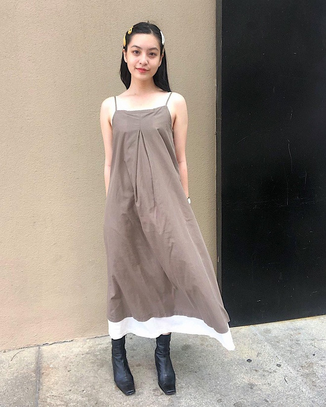 Cô nàng khá chuộng các mẫu váy hai dây dáng suông phối với đôi boot cá tính. 