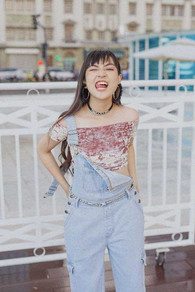 Áo nhung trễ vai phối với quần yếm bò vừa cá tính vừa sexy.