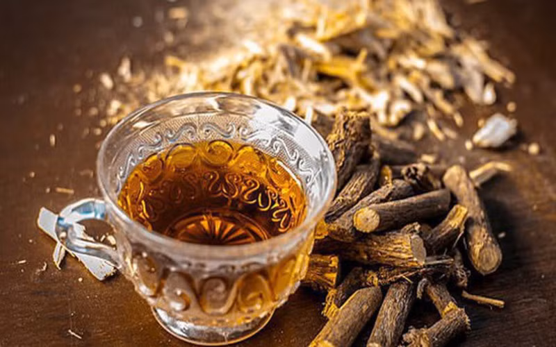 Trà cam thảo dịu cổ họng: Cam thảo có chứa thành phần kháng khuẩn, làm dịu cổ họng. Trà cam thảo có vị ngọt, nên các mẹ có thể yên tâm khi cho trẻ uống. Loại trà này sẽ giúp cơ thể trẻ ấm hơn và dịu họng hơn.