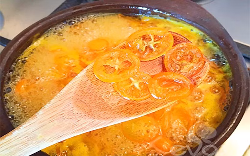 Quất xanh chữa ho do nhiễm lạnh: Dùng quất xanh hấp đường phèn hoặc mật ong sẽ có tác dụng chữa ho do nhiễm lạnh. Sử dụng 2-3 quả quất xanh, rửa sạch, cắt ngang, để nguyên cả vỏ và hạt. Mang quất trộn với đường phèn hoặc mật ong rồi hấp cách thủy đến khi quất chín.