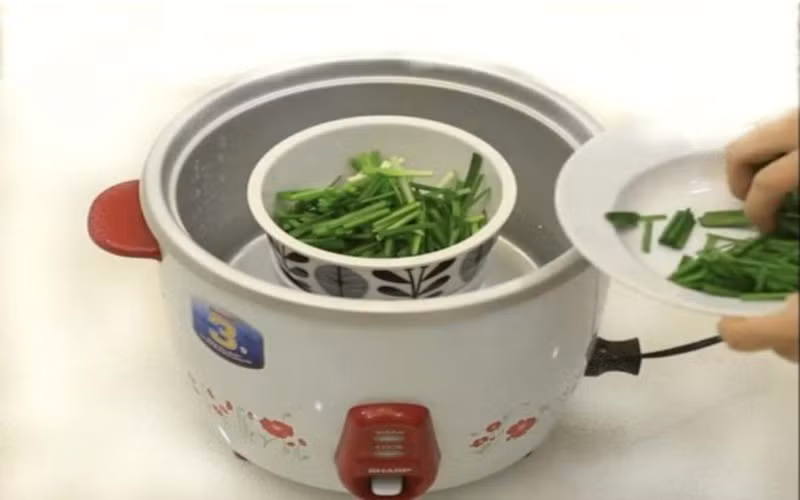 Trị ho bằng lá hẹ và đường phèn: Chọn khoảng 5-10 lá hẹ và một ít đường phèn. Tất cả cho vào bát, rồi mang hấp cách thủy. Sau đó, lấy nước cho bé uống. Mỗi ngày uống 2 lần, mỗi lần 2-3 thìa.