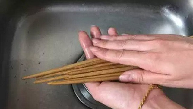 Sai lam khung khiep khi rua bat dua khien ca nha mang benh-Hinh-3