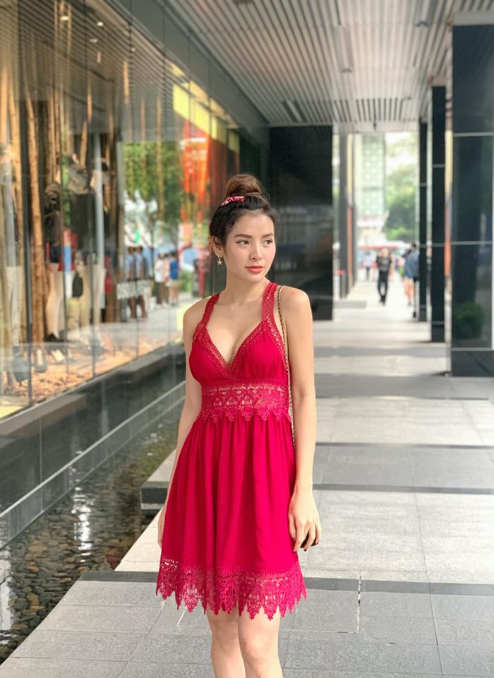Cô nàng thu hút sự chú ý khi mặc chiếc váy có họa tiết ren gợi cảm trông như váy ngủ.