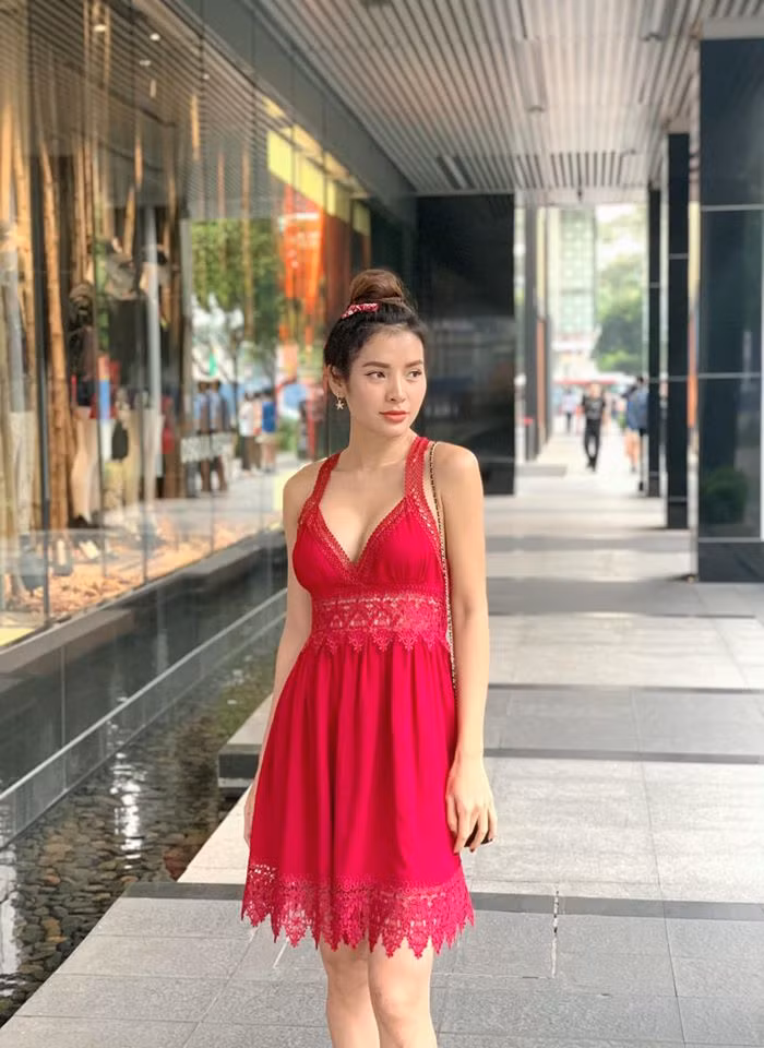 Cô nàng thu hút sự chú ý khi mặc chiếc váy có họa tiết ren gợi cảm trông như váy ngủ.