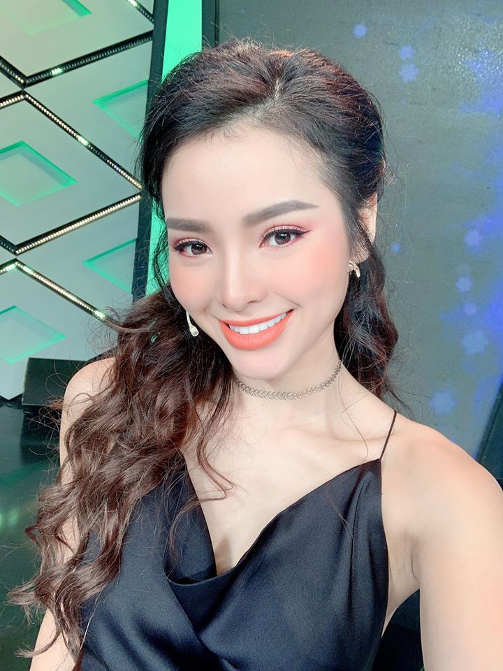 Váy hai dây nóng bỏng của Phương Trinh Jolie làm tôn làn da trắng nõn.