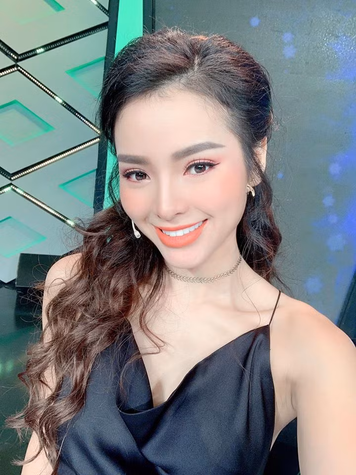 Váy hai dây nóng bỏng của Phương Trinh Jolie làm tôn làn da trắng nõn.