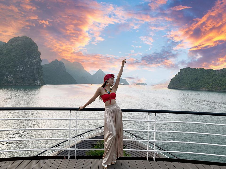 Người đẹp gốc An Giang thường xuyên ăn mặc gợi cảm trong các chuyến du lịch.