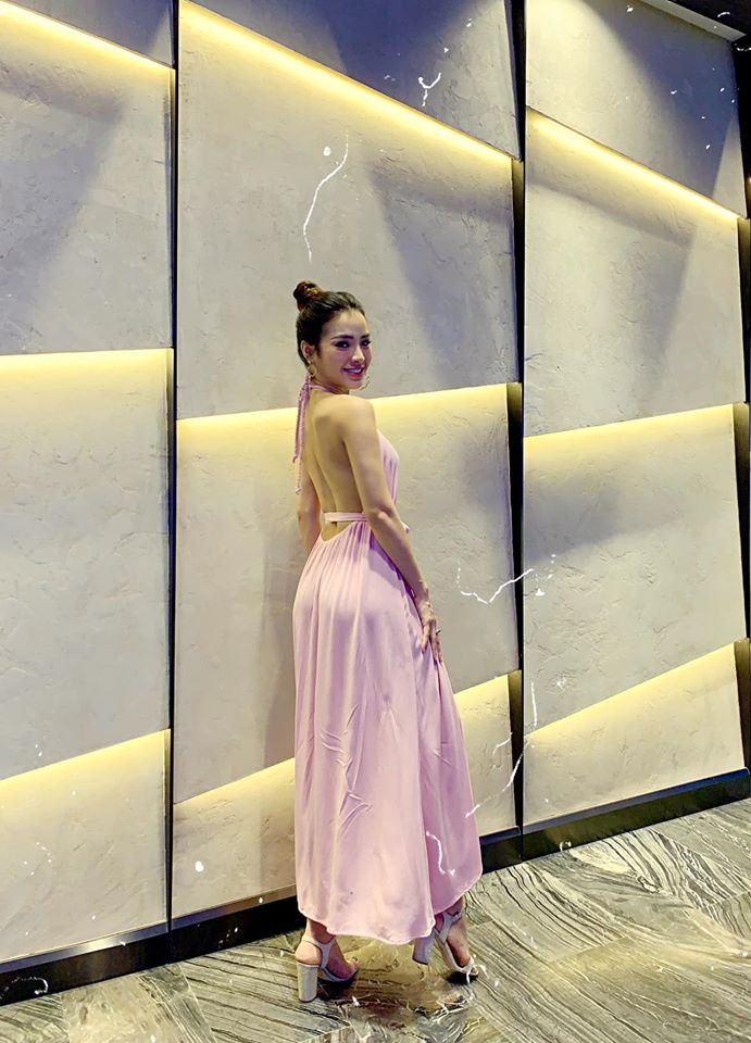 Những kiểu váy khoe lưng trần sexy cũng thường xuyên xuất hiện trong tủ đồ của người đẹp này.