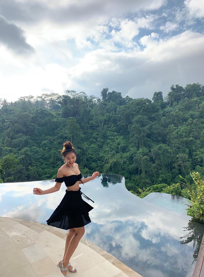 Phương Trinh Jolie khoe dáng nuột nà trong chiếc áo bra-top và chân váy cực sexy. Ảnh: FBNV. Video "Minh Hằng chia sẻ về phong cách thời trang". Nguồn: VTC.