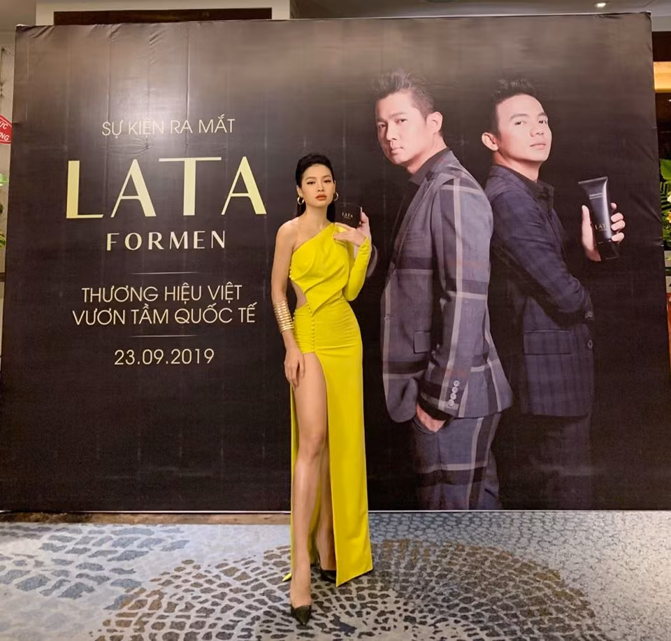 Chiếc váy cắt xẻ táo bạo khiến Phương Trinh Jolie nổi bật ở mọi nơi.