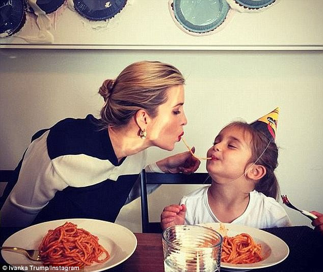 Ivanka không kiêng hoàn toàn tinh bột mà lựa chọn tinh bột tốt cùng khung giờ phù hợp để tiêu thụ chúng. Một cuộc thí nghiệm từng được đăng trên tạp chí Obesity cho biết người ăn tinh bột vào ban đêm vẫn có thể giảm cân, thậm chí giảm nhiều hơn so với người tiêu thụ vào bữa sáng nếu chọn đúng loại tốt cho sức khỏe.