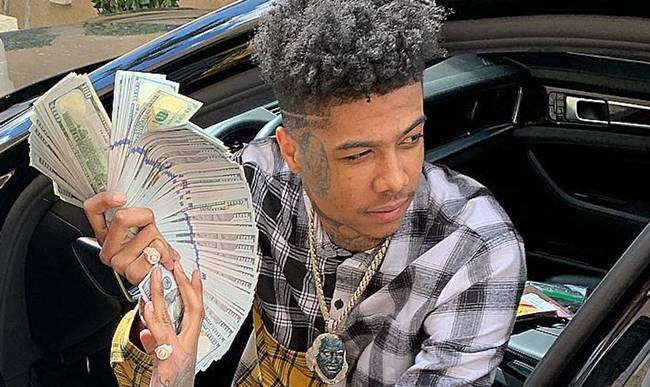 Rapper Blueface, sống ở Mỹ là người giàu nổi tiếng. Mới đây, anh chàng này khiến nhiều người choáng với hành động tung tiền bay tứ tung.