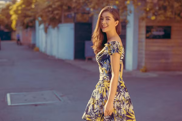 Khi thì cô nàng cực "bánh bèo" với kiểu váy xòe hoa lá.