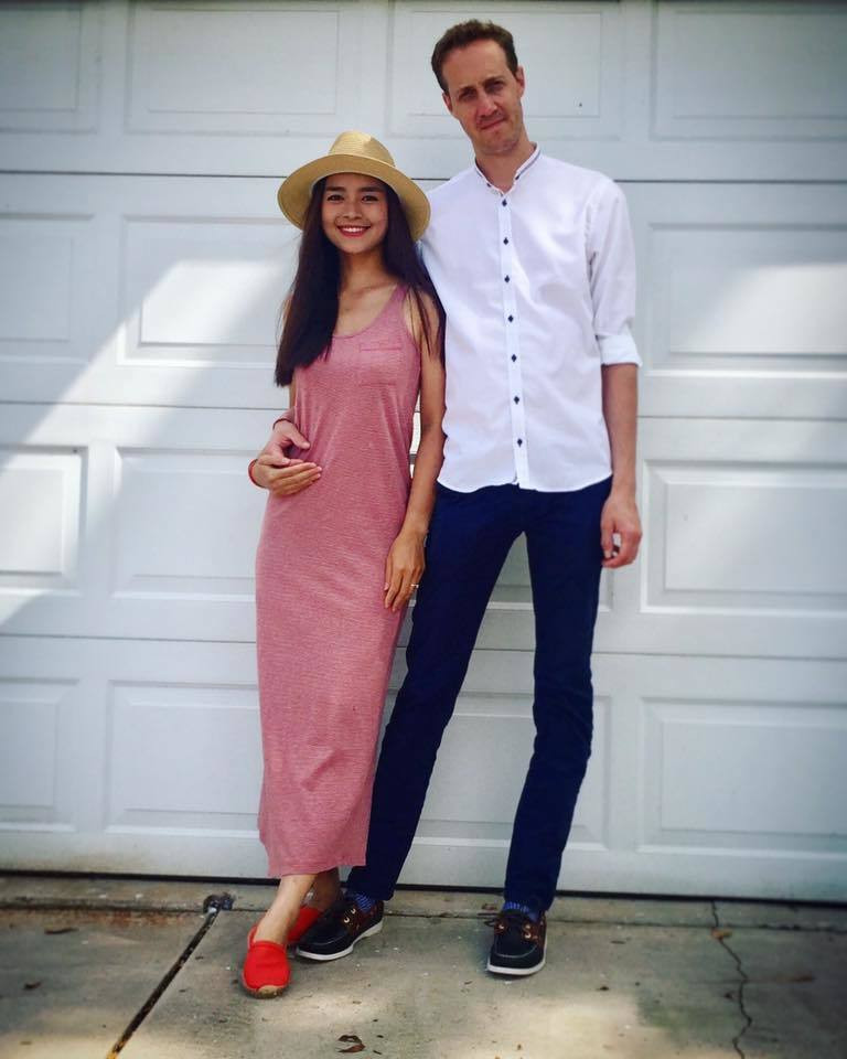 Người đẹp mặc chiếc váy hai dây gợi cảm sánh bước cùng chồng Tây.