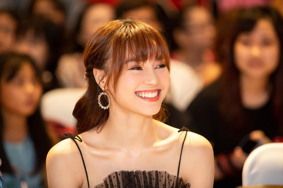 Từ hình ảnh gái ngoan, luôn mặc kín đáo, Ninh Dương Lan Ngọc chuyển sang phong cách gợi cảm.