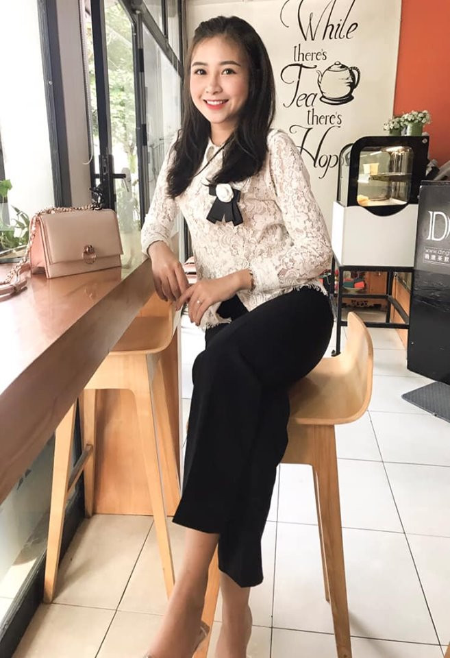 Vào những dịp đi cà phê nhẹ nhàng với bạn bè, Nhật Linh chọn áo zen trắng tay phối cùng quần đen nhã nhặn, lịch sự.