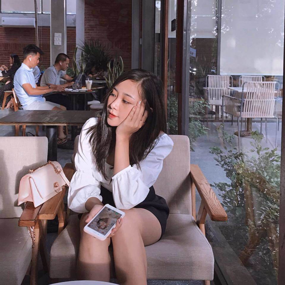 Sở hữu gương mặt xinh xắn cùng gu thời trang bắt mắt, Võ Nhật Linh thu hút tới hơn 16.000 lượt theo dõi trên Facebook.