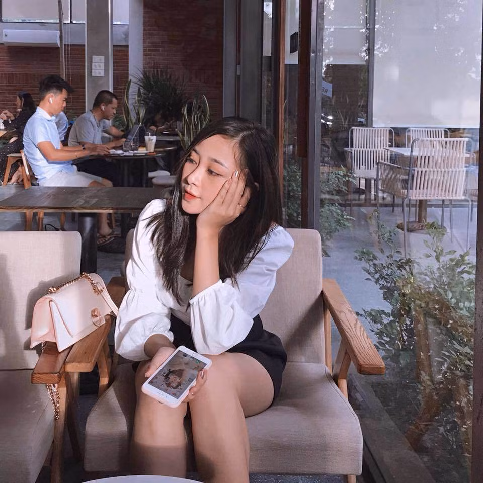 Sở hữu gương mặt xinh xắn cùng gu thời trang bắt mắt, Võ Nhật Linh thu hút tới hơn 16.000 lượt theo dõi trên Facebook.