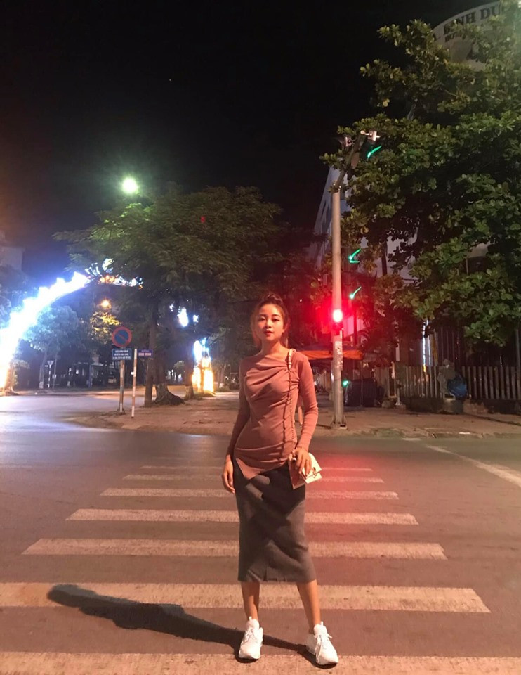 Nhờ vóc dáng cân đối, cô có thể mặc được mọi kiểu trang phục từ rộng rãi cho đến bó sát.