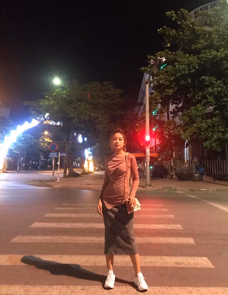 Nhờ vóc dáng cân đối, cô có thể mặc được mọi kiểu trang phục từ rộng rãi cho đến bó sát.