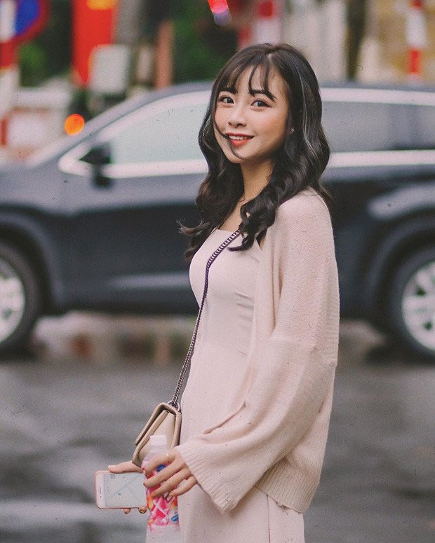 Váy hai dây phối với áo khoác nhẹ mang lại sự dịu dàng, thanh lịch cho cô gái sinh năm 1997.